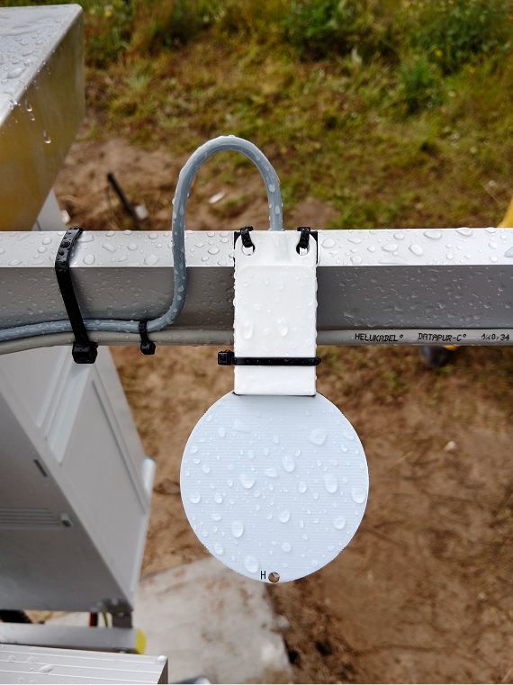 Sensor de humidade do solo instalado em campo agrícola