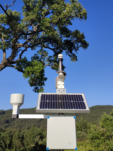Vista geral da estação agrometeorológica AmbiAgro instalada na Quinta do Outeiro